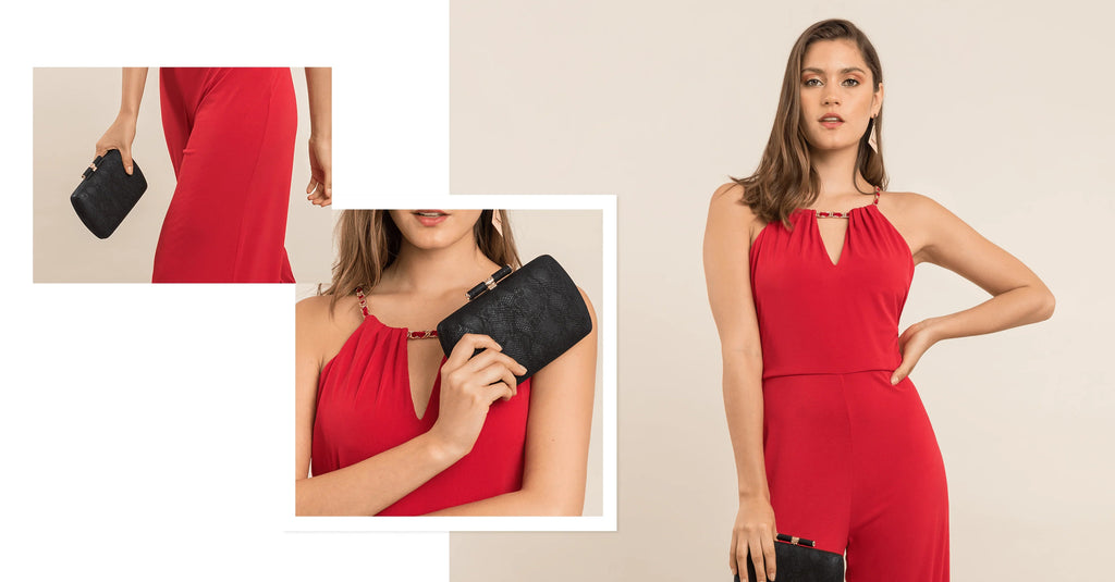 Mujer con mono rojo y bolso negro elegante posando en fondo claro moda femenina