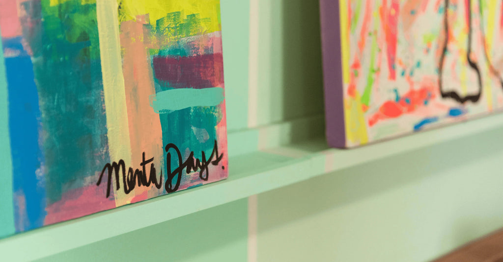 Pintura abstracta colorida con firmade Monty Days en estante verde pastel