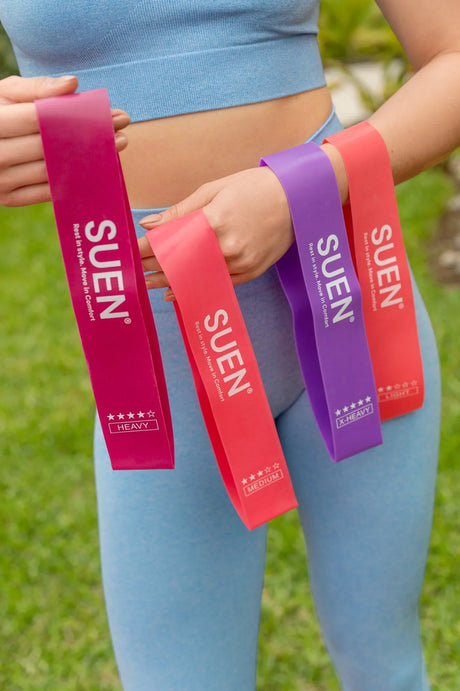 Bandas elásticas para ejercicio Suen en colores rojo y morado, diferentes resistencias, ropa deportiva azul