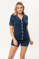 Mujer con pijama corto azul marino con ribetes blancos en fondo blanco