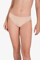 Primer plano de mujer usando pantaleta beige sin costuras con borde ondulado, fondo blanco