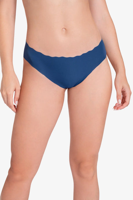 Calzón azul marino con borde ondulado en modelo femenina con fondo blanco